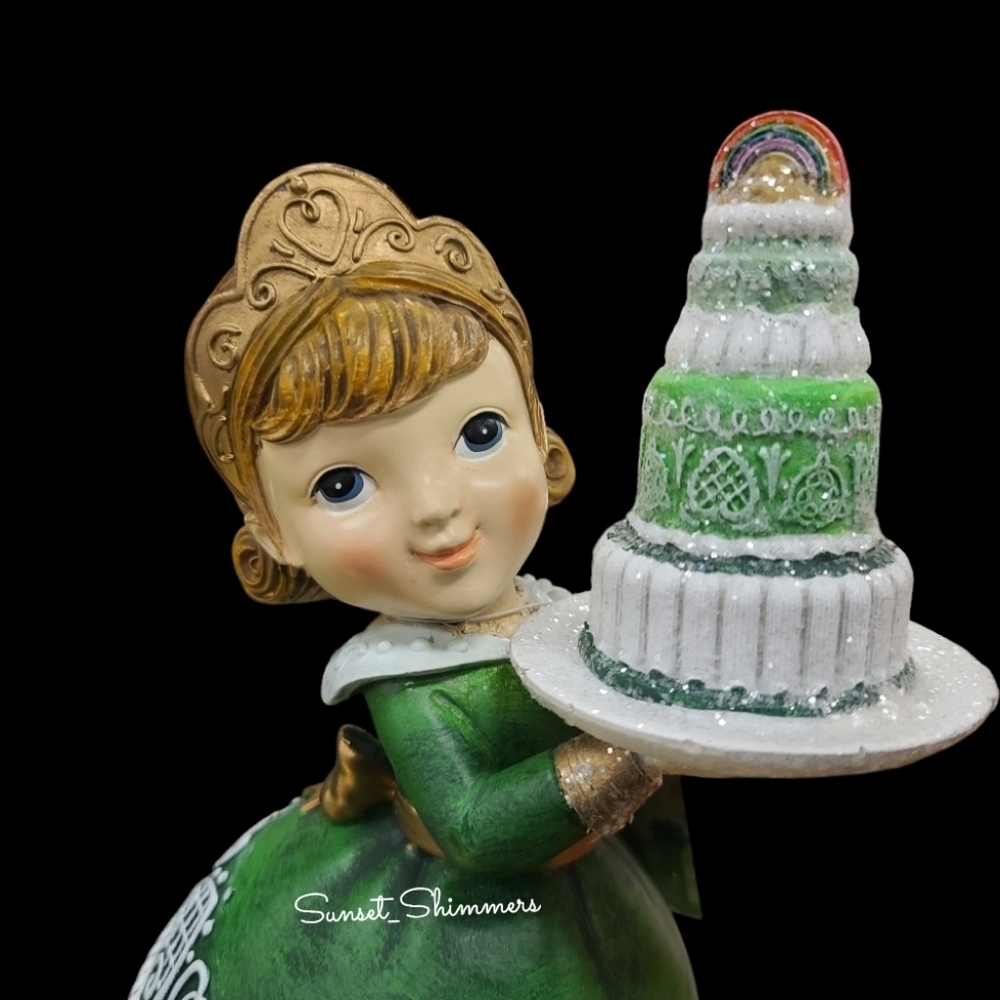 St Patricks Day Gingerbread Leprechaun Girl w/ Lucky Irish Rainbow Cake New - Picture 8 of 11